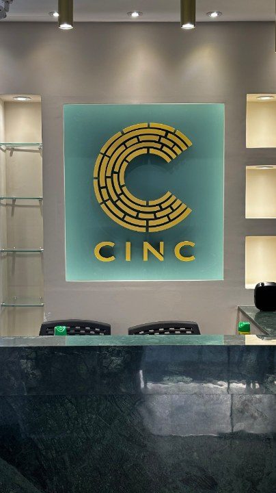 Recepção da CINC, com o logo dourado na parede