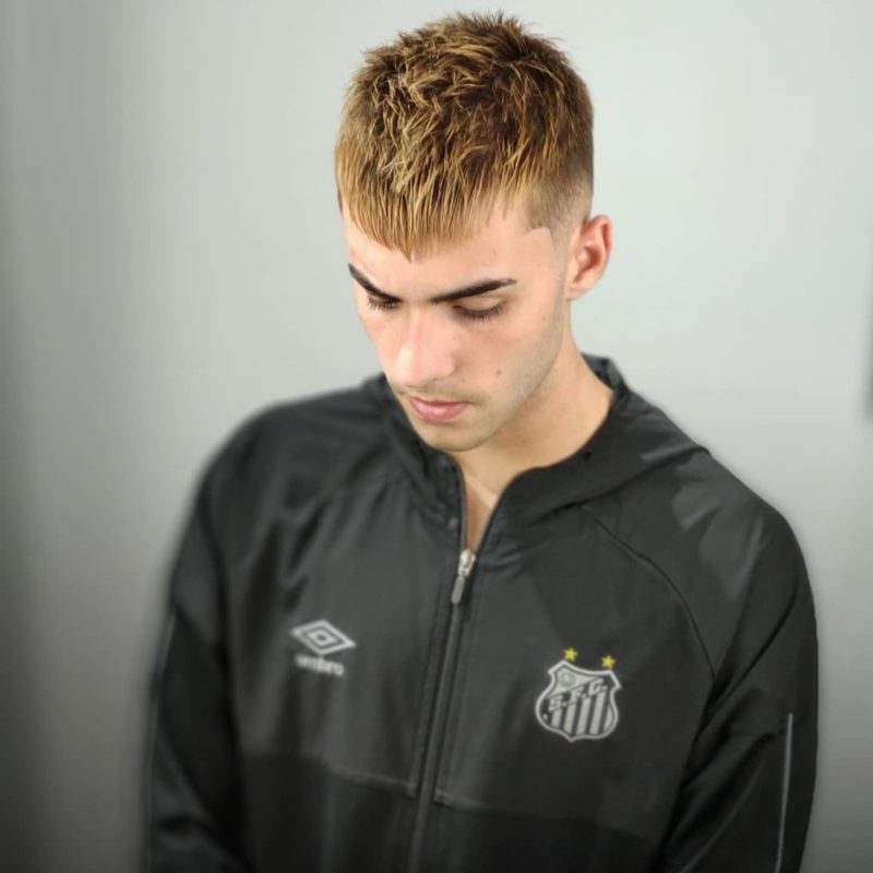 Corte curto com mechas loiras e degradê